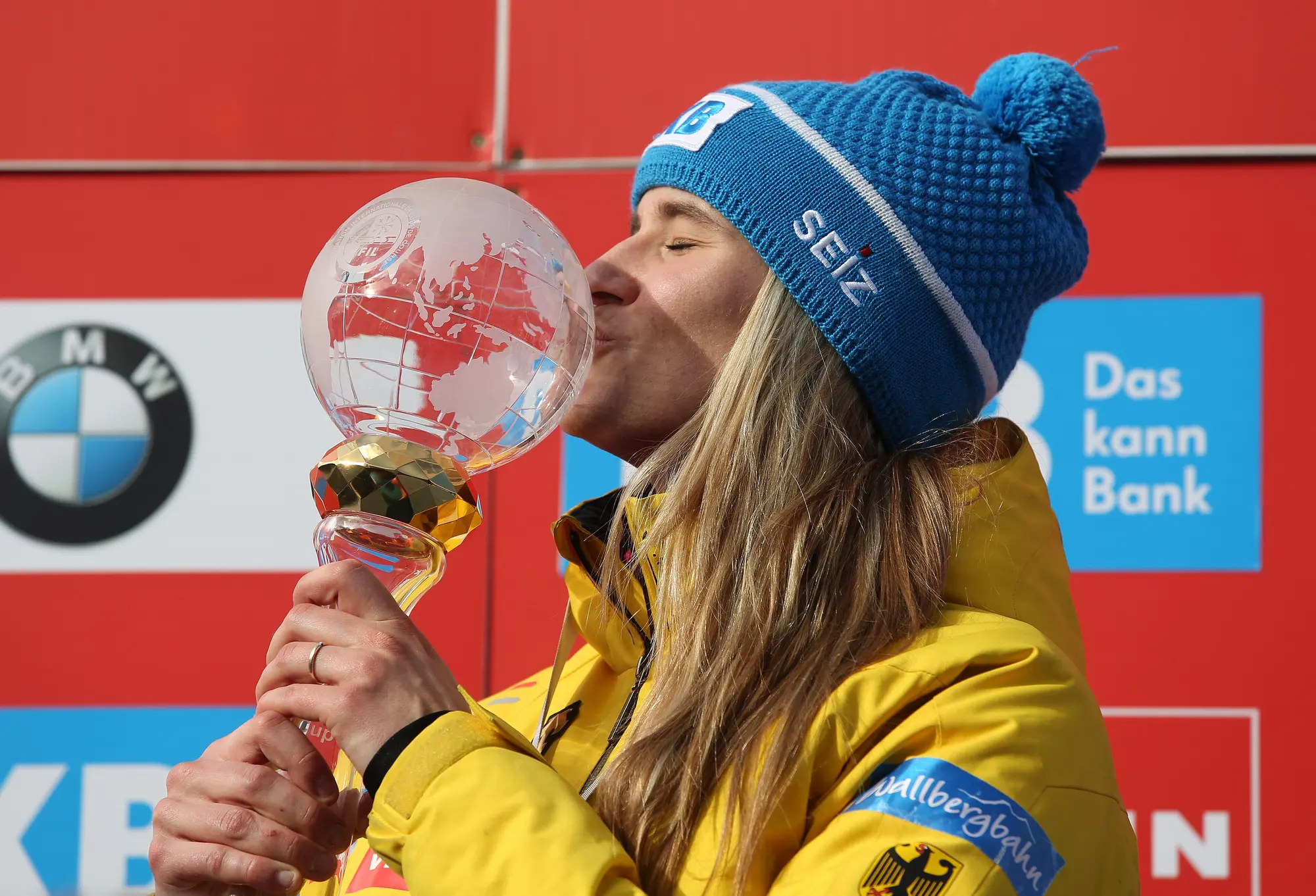 Natalie Geisenberger küsst die Kristallkugel für den Sieg im Gesamtweltcup