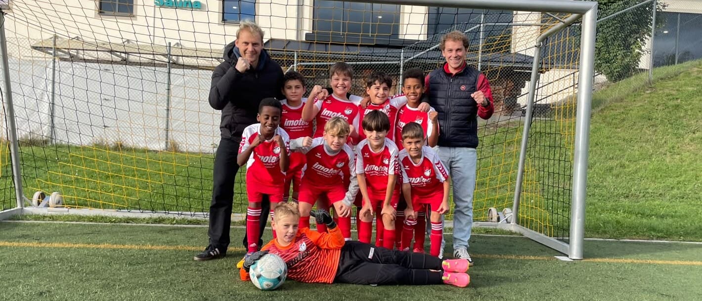 Die E2-Jugend des SV Miesbach mit ihren beiden Trainern vor dem Tor in Bad Tölz