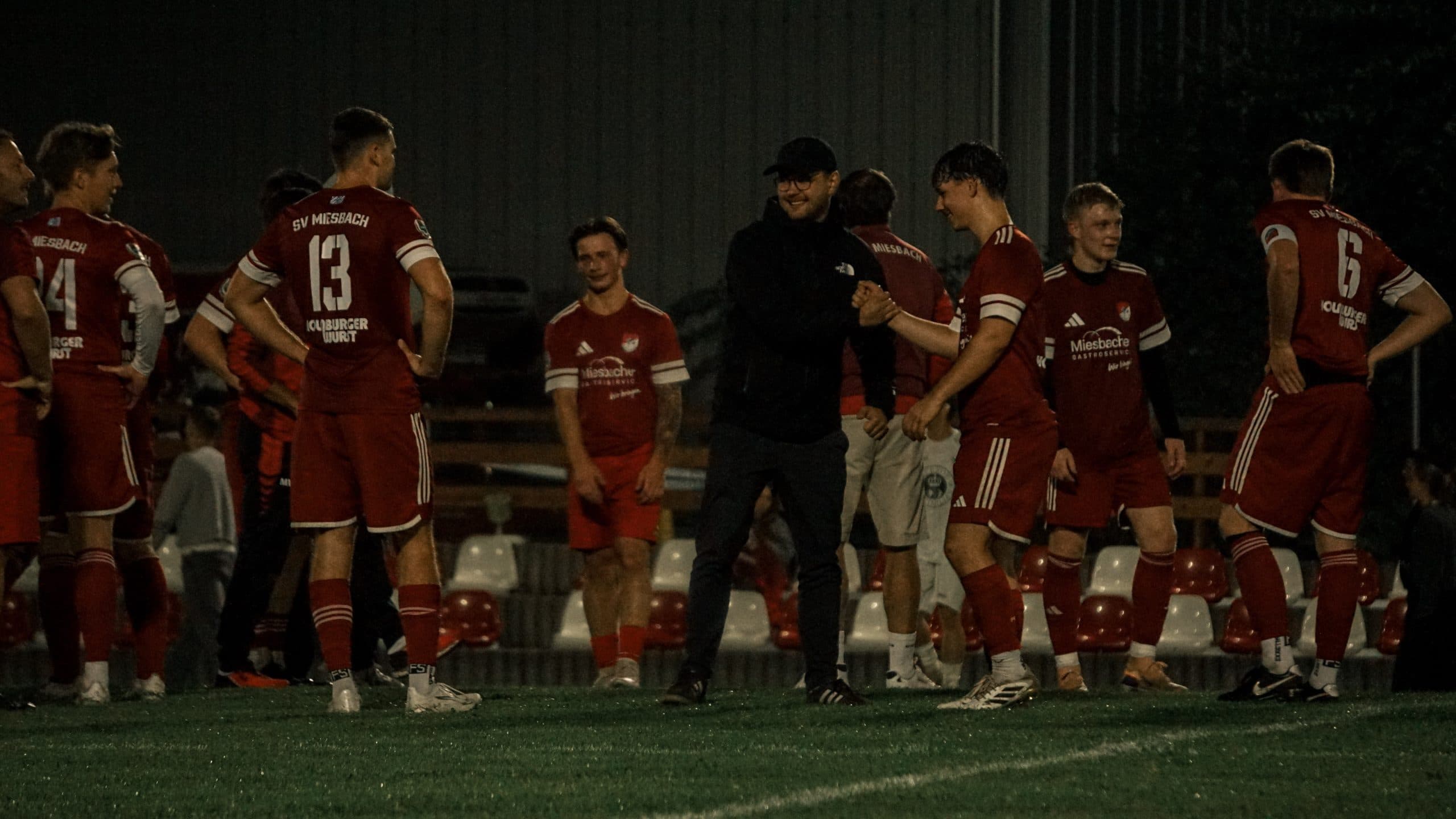 Sieben Tore in Bad Tölz: Zweite gewinnt 4:3 und bleibt dran